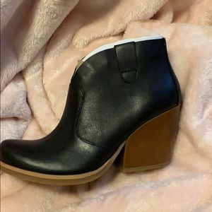 Korks black bootie